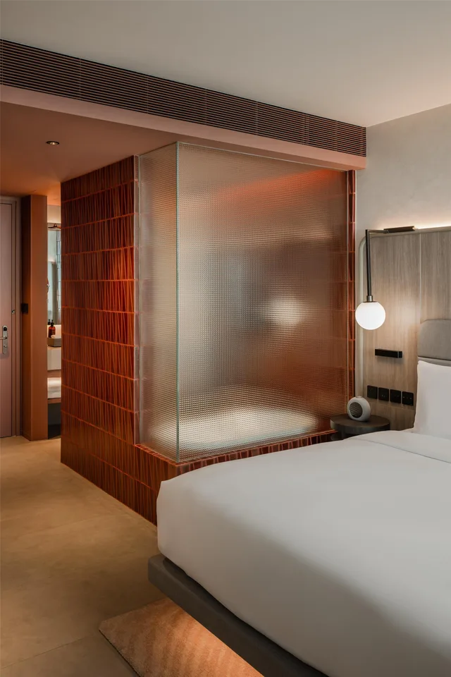 غرفة بريميوم بسرير مزدوج أو سريرين منفصلين، KROMO Bangkok, Curio Collection by Hilton 2/7