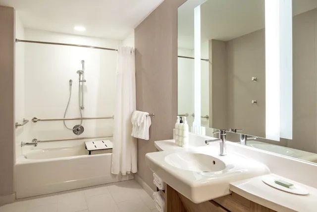 جناح بسرير كينج بإطلالة على البحر مع أريكة لذوي الإعاقة، SpringHill Suites by Marriott Boston Logan Airport Revere Beach 2/5