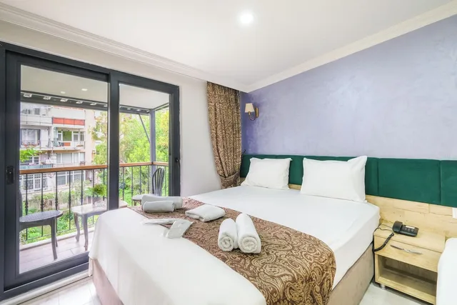غرفة عائلية رباعية بسرير مزدوج وسرير فردي مع أريكة، Loren Hotel Suites 5/10
