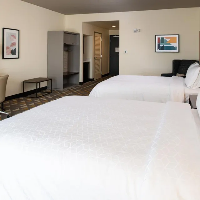 Standard, 2 Queen Beds, Bathtub, Accessible, Holiday Inn Suites Idaho Falls 5/9