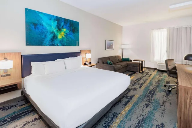 غرفة بسرير كينج بحوض استحمام لذوي الإعاقة، La Quinta Inn & Suites by Wyndham Texas City I 45 3/10