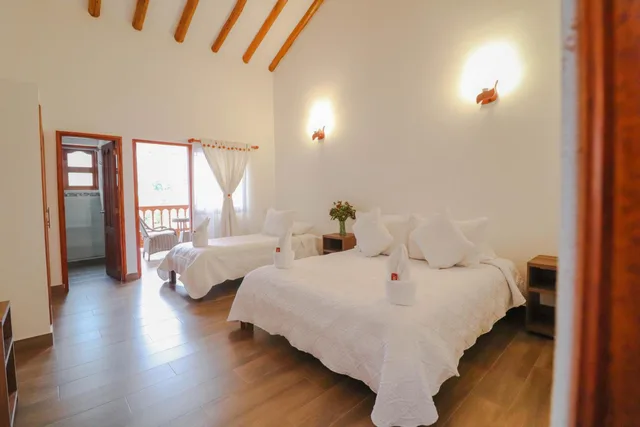 غرفة ديلوكس ثلاثية بسرير كوين وسرير فردي، Hotel Las Palmas Villa De Leyva 10/10