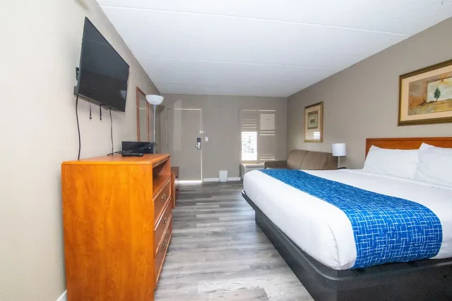 غرفة قياسية بسرير كينج، Travelodge by Wyndham Pueblo 1/8