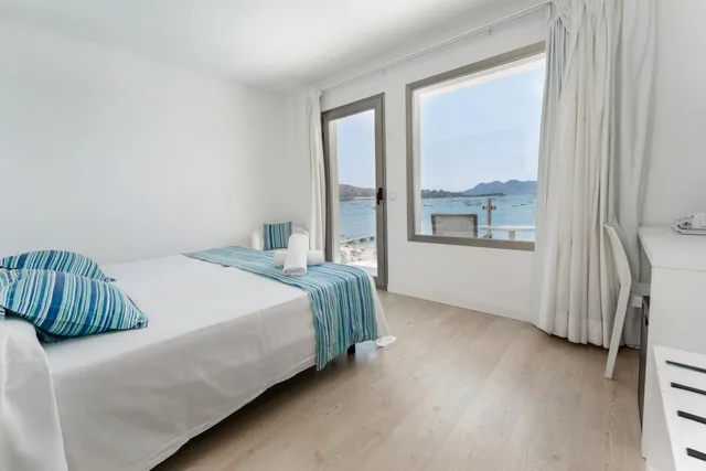 غرفة بسريرين منفصلين بإطلالة على البحر بشرفة، Capri Hotel 1/6