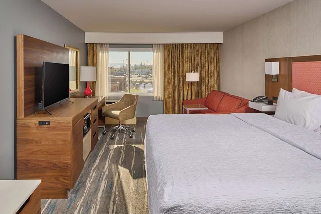 غرفة قياسية بسرير كينج بمطبخ صغير، Hampton Inn Anchorage 3/8