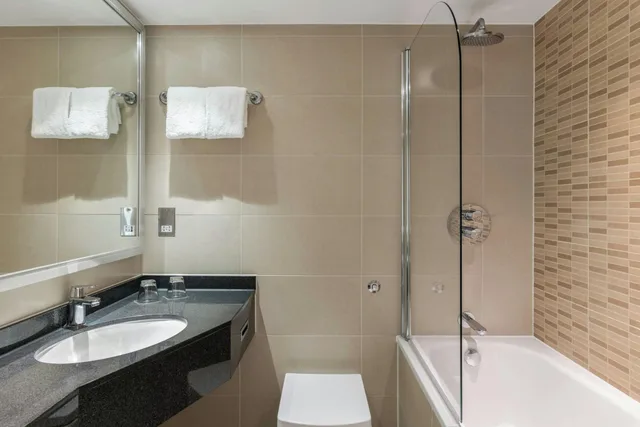 غرفة بسرير كوين، RENAISSANCE LONDON HEATHROW HOTEL 4/5