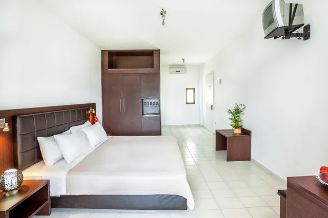 Superior, Double or Twin Bed, Lateral Side Sea View، Xenios Dolphin Beach Hotel 1/2