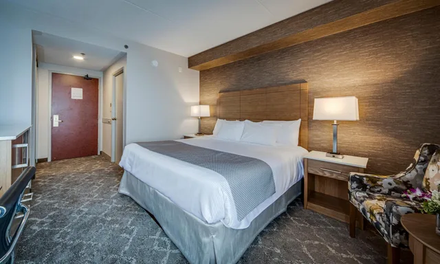 غرفة قياسية بسرير كينج وسرير كوين، Monte Carlo Inn Vaughan Suites 4/6