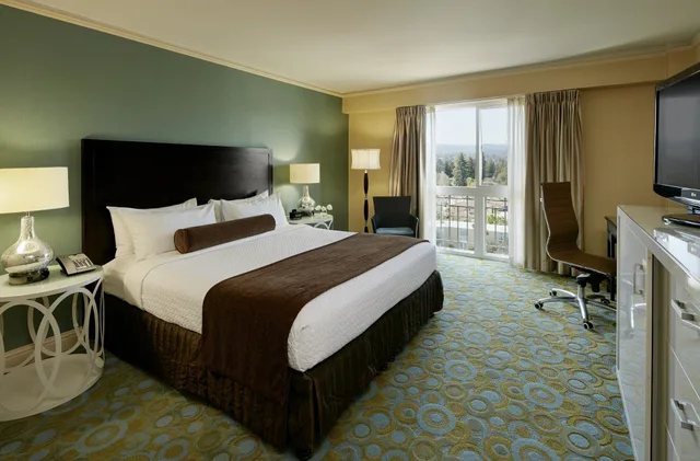 غرفة بريميوم بسرير كينج في طابق مرتفع، Crowne Plaza Cabana, Palo Alto 1/2