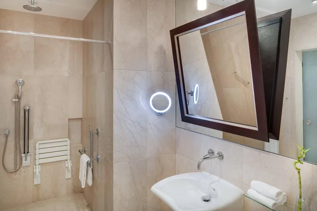 Guest Room, King Bed, Hill View، Grand Hotel River Park A Luxury Collection Hotel Bratislava 7/8