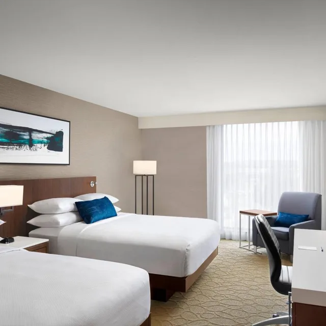 غرفة بسرير كينج وسريرين كوين، Delta Hotels By Marriott Thunder Bay 1/6