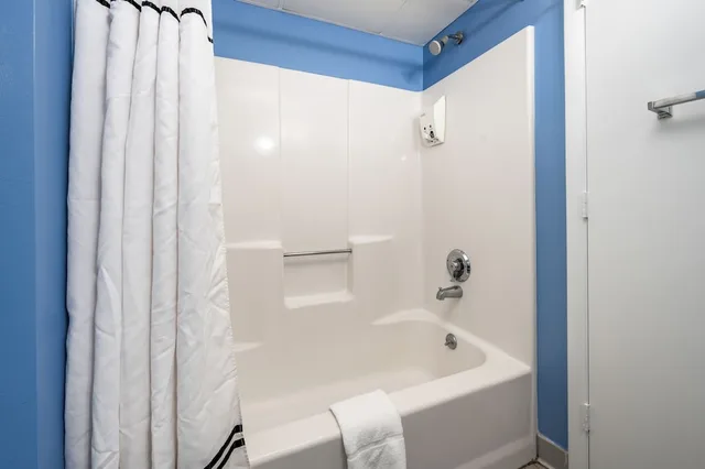 جناح بسريرين مزدوجين مع أريكة، Cayman Suites Hotel 5/6
