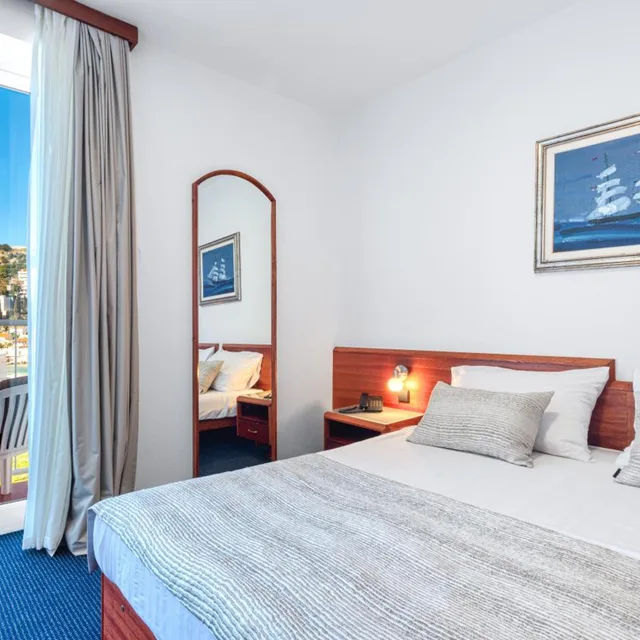 غرفة بسرير مزدوج أو سريرين منفصلين بإطلالة على البحر بشرفة، Hotel Komodor 2/10
