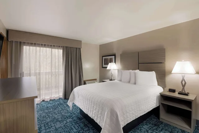 غرفة قياسية بسرير كينج بشرفة يُسمح فيها بالحيوانات الأليفة، Best Western New Oregon 4/7