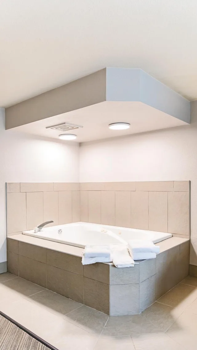 جناح بسرير كينج مع أريكة بحوض جاكوزي لذوي الإعاقة، Country Inn & Suites by Radisson, Appleton Airport - Fox River Mall Area 5/5