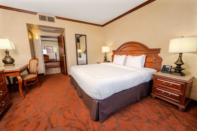 Vice President, Suite, King Bed، Chateau On the Lake Resort Spa And Convention Centre 3/6