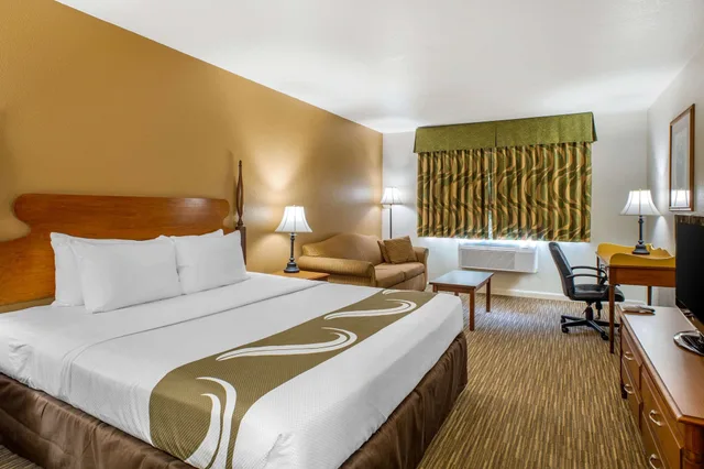غرفة قياسية بسرير كينج مع أريكة، Quality Inn & Suites Tulare CA 3/10