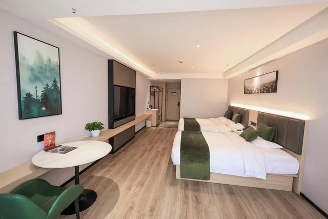 غرفة عائلية بسرير كوين وسرير فردي، GreenTree Inn Shanghai Jiading Dazhong International Auto City Business Hotel 2/2