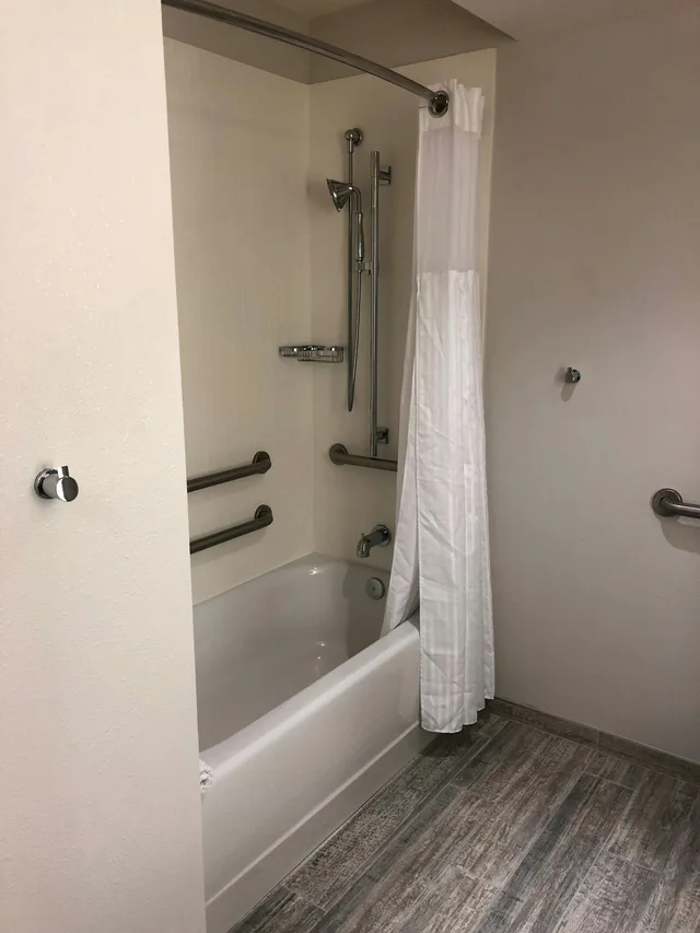 غرفة بسرير كينج لذوي الإعاقة، Island House Hotel Orange Beach a Double Tree by Hilton 2/2