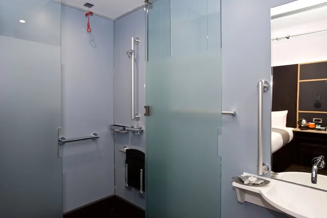 غرفة بسرير كوين لذوي الإعاقة، Z Hotel Victoria 4/5