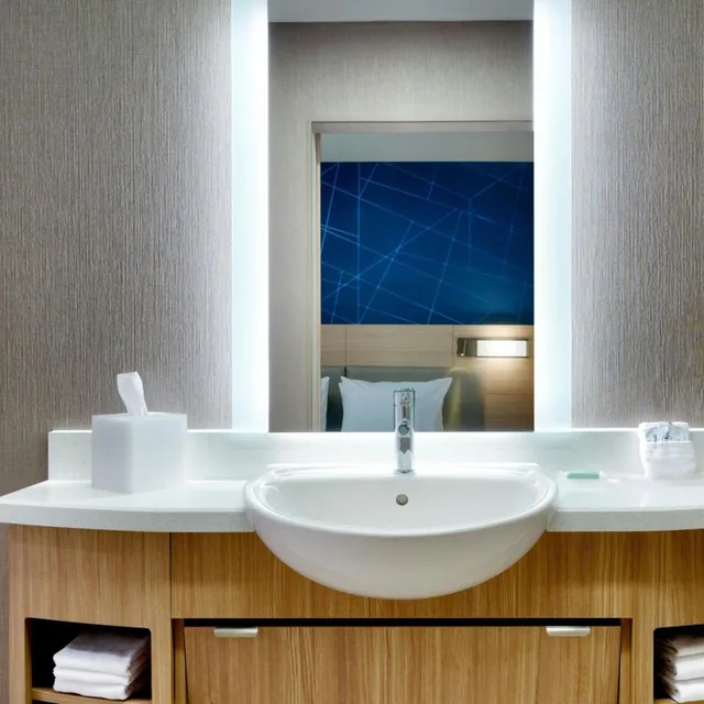 جناح بسرير كينج مع سرير سحّاب إضافي مع أريكة لذوي الإعاقة، SpringHill Suites by Marriott Cottonwood 7/7