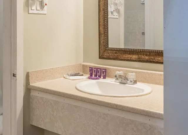 غرفة بسرير كوين، Knights Inn North Bay 5/7