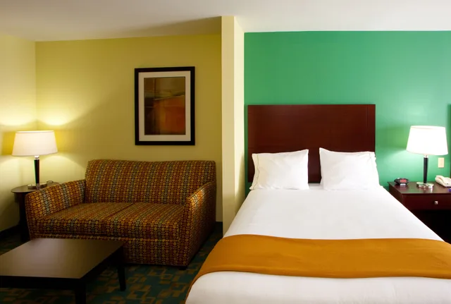 Suite, King Bed, Living Area, Holiday Inn Express Suites Thornburg S Fredericksburg 2/2
