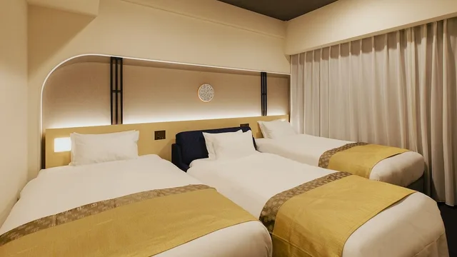 غرفة ثلاثية بسريرين منفصلين مع أريكة، Hotel Gracery Kyoto Sanjo 2/6