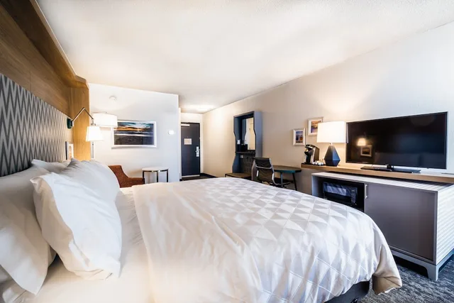غرفة قياسية بسرير كينج في طابق منخفض، Holiday Inn Grand Haven-Spring Lake, an IHG Hotel 2/5