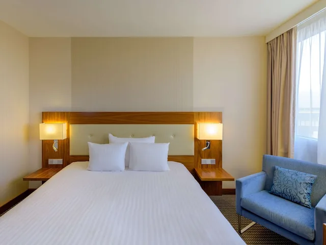 غرفة بريميوم بسرير كينج، Movenpick Hotel Geneva 1/10