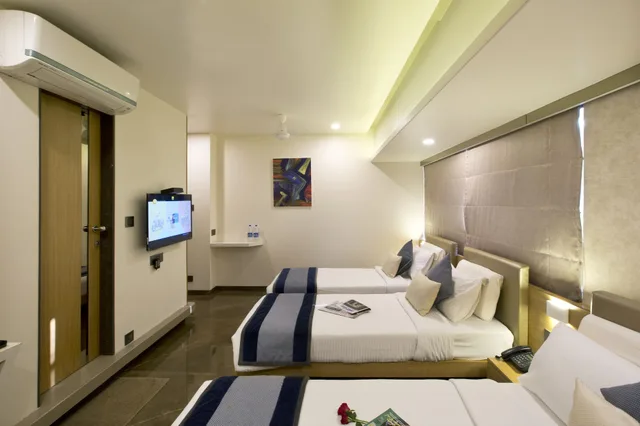 غرفة أساسية ثلاثية بسرير كينج وسرير فردي، Oyo Premium 091 Vile Parle East 5/10