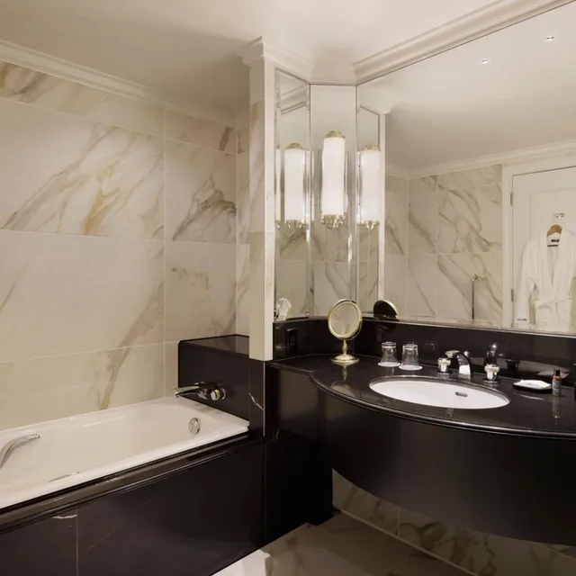 غرفة بسرير كينج مع دخول صالة النادي في طابق مرتفع، The Westin Tokyo 5/5