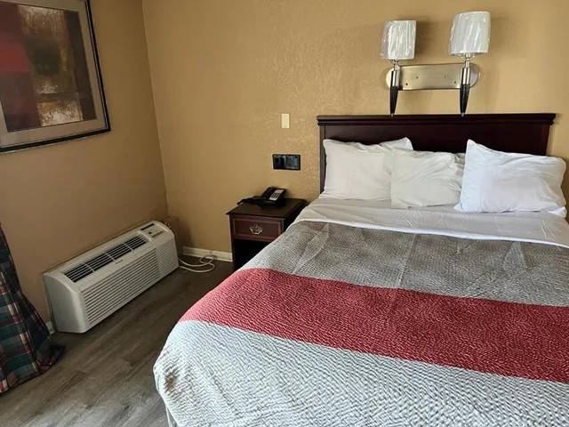 Room, King Bed, Howard Johnson 5/9