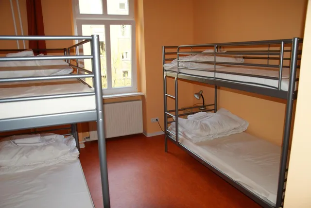 سكن مشترك مختلط بأربعة أسرّة، HappyGoLucky Hotel + Hostel 1/2