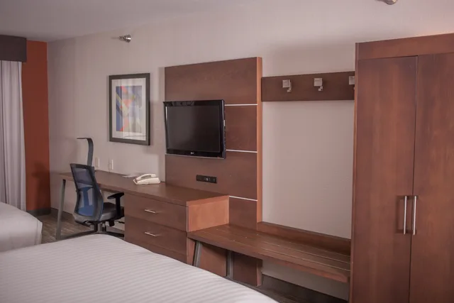غرفة بسريرين كوين، Holiday Inn Express and Suites Logan an IHG Hotel 2/2
