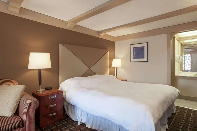 غرفة بسرير كينج للمدخنين، Knights Inn Greensburg 1/3