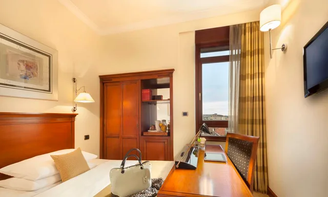 غرفة ديلوكس بسرير كوين، Best Western Premier Hotel Astoria 1/3