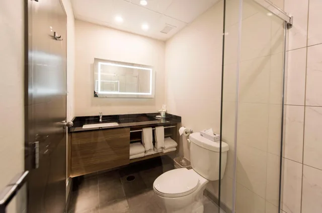 Suite, King Bed, Murphy Bed, Queen Bed، Quality Suites Drummondville 8/9