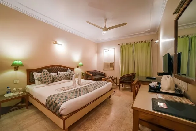 Executive, L M B Hotel 1/2