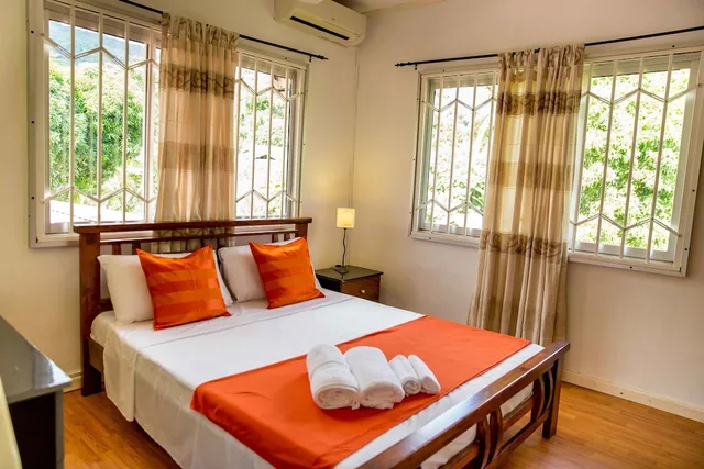 غرفة بسرير كوين بإطلالة على الجبل، The Orchard Self-Catering Villa 1/5