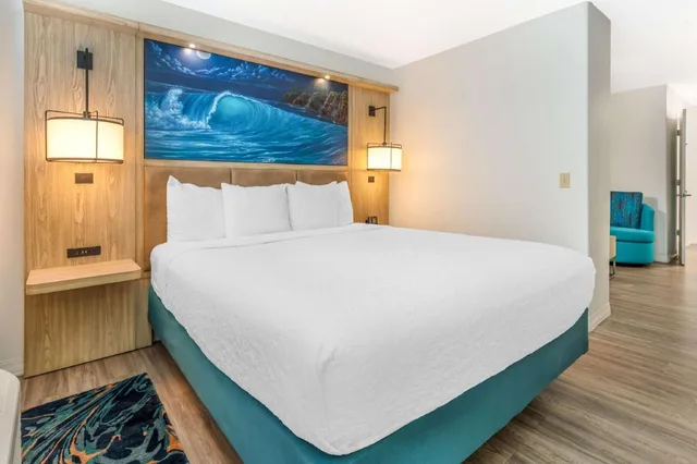 جناح بسرير كينج وسرير كوين مع أريكة بحوض استحمام لذوي الإعاقة، Best Western Plus Capitola By the Sea Inn Suites 1/7