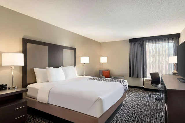 غرفة قياسية بسرير كينج، La Quinta Inn & Suites by Wyndham St Louis Route 66 2/4