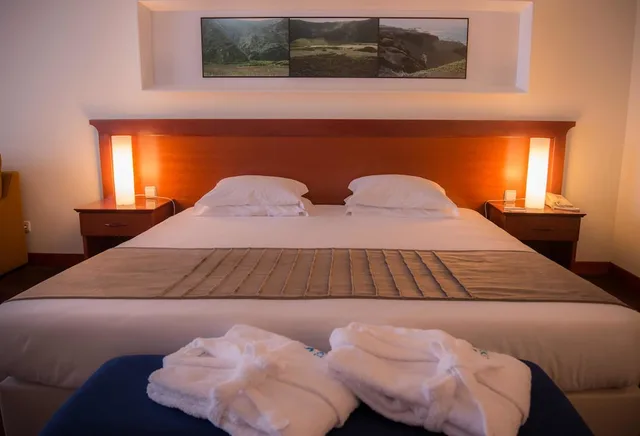 جناح ديلوكس بسرير كينج وسرير فردي بإطلالة على البحر، Azoris Faial Garden Resort Hotel 2/3