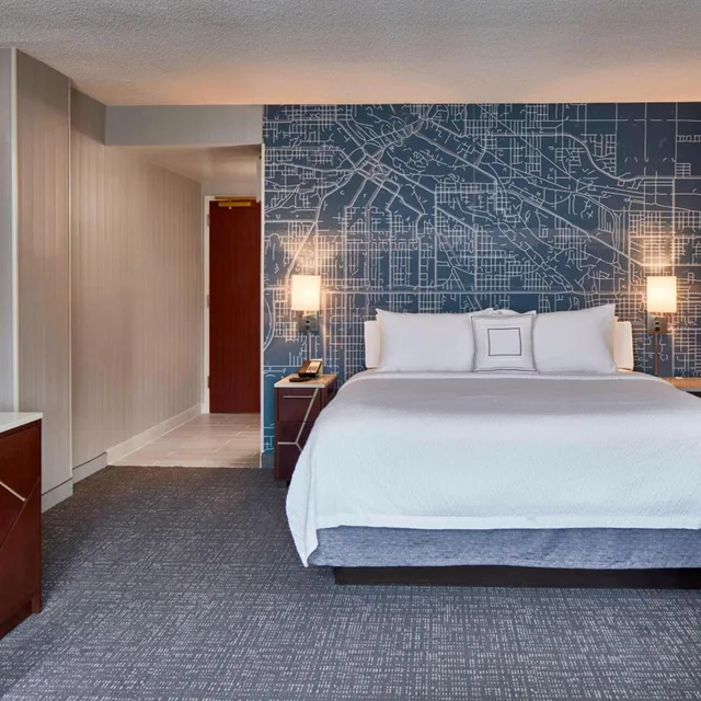 غرفة بسرير كينج بحوض استحمام لذوي الإعاقة، Courtyard Portland Downtown - Convention Center 1/2