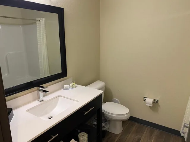 غرفة بسريرين كوين، Cobblestone Inn & Suites - Forest City 10/16