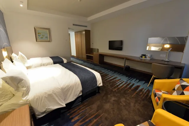 غرفة قياسية بسرير كينج وسرير فردي، HOLIDAY INN EXPRESS WEIHAI ECONOMIC ZONE 1/4