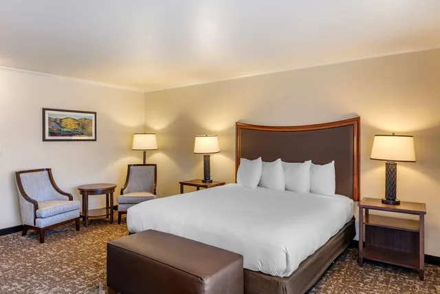 غرفة بسرير كينج بشرفة، Best Western Plus Royal Oak Hotel 2/4