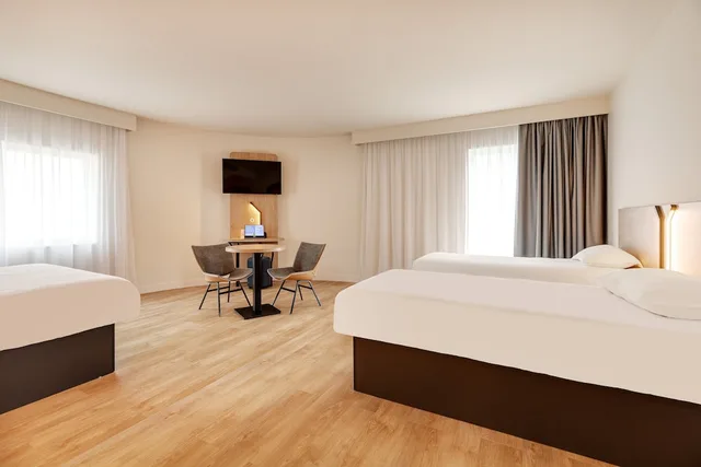 غرفة رباعية بسرير مزدوج وسريرين منفصلين، B&B HOTEL Lille Lillenium Eurasante 1/3