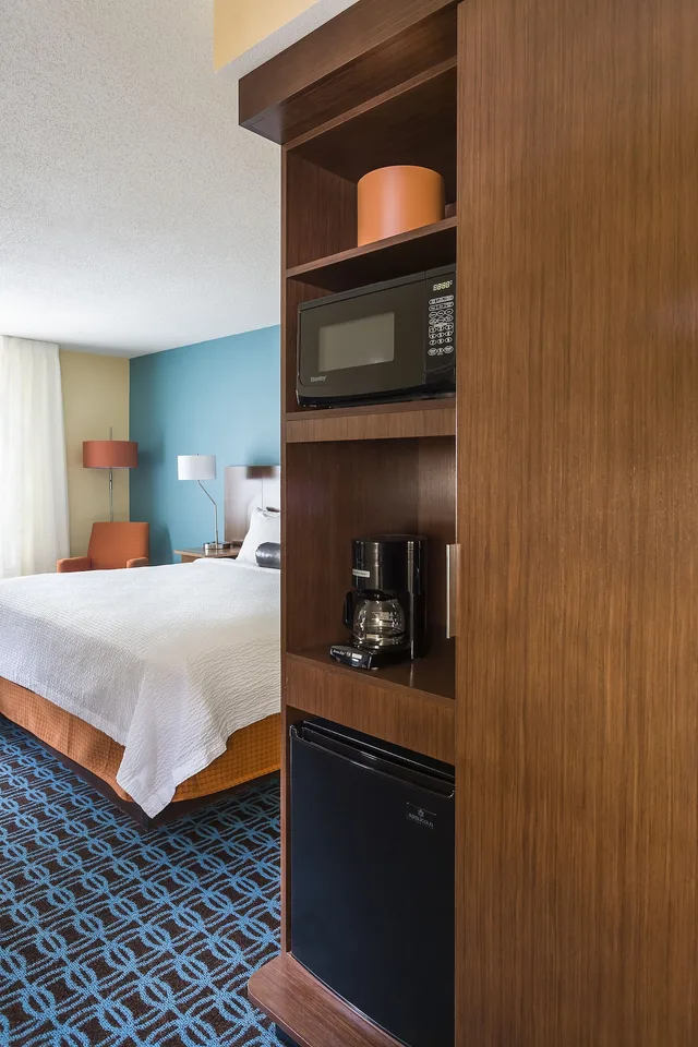غرفة تنفيذية مفردة بسرير كينج مع أريكة لذوي الإعاقة، Fairfield Inn and Suites Grand Rapids 2/4