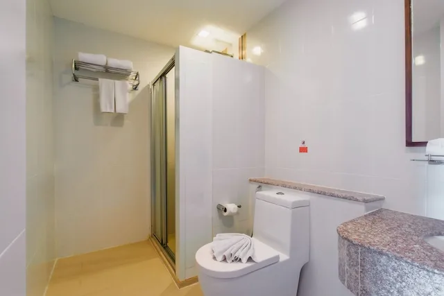 جناح بسرير كينج وسريرين منفصلين بإطلالة على المسبح بغرفتي نوم، Elite Suites Patong 9/10